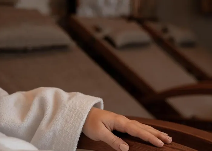 Palazi & 4* ナウダース