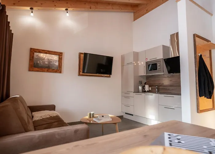 Palazi & 4* ナウダース