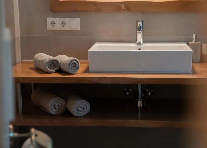 Palazi & 4* ナウダース